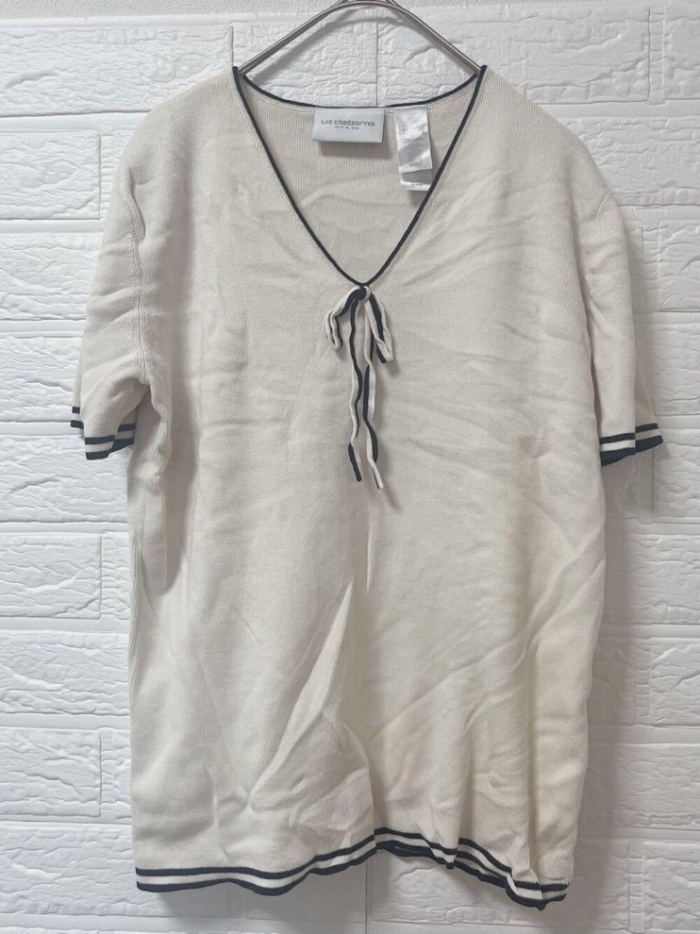 Claybor Knit V-Neck Short Sleeve White Ribbon